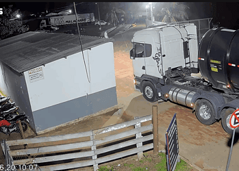 Câmeras de segurança flagram o momento em que a carga sai da empresa. As investigações seguem para averiguar se há funcionários envolvidos. Foto: reprodução