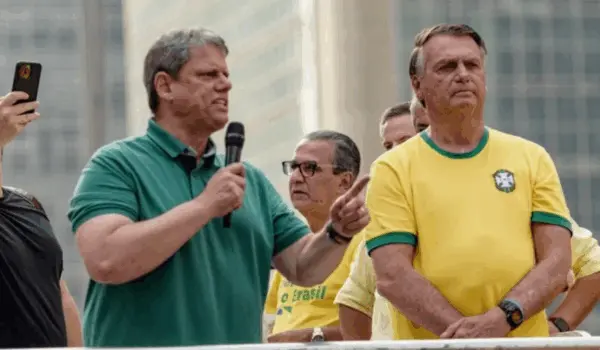 Moraes autoriza visita de Tarcísio a Bolsonaro na Papudinha
