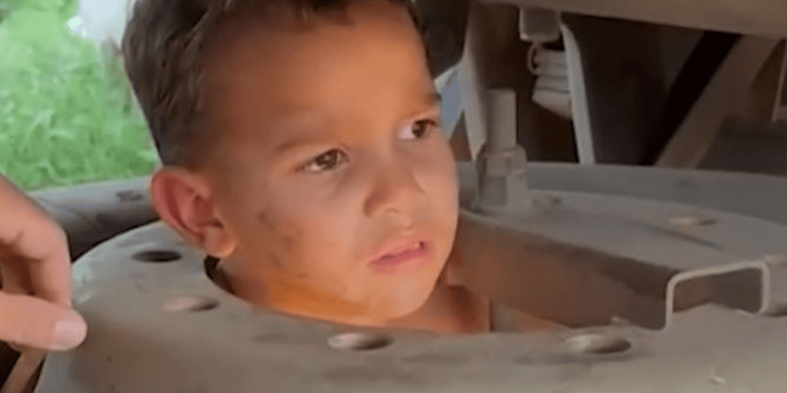 VÍDEO: menino é resgatado por policiais após prender cabeça em roda de carreta na Bahia