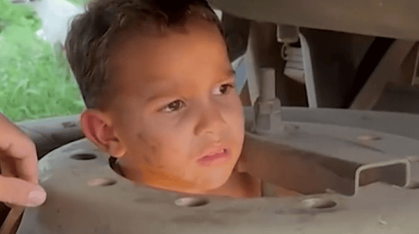 VÍDEO: menino é resgatado por policiais após prender cabeça em roda de carreta na Bahia