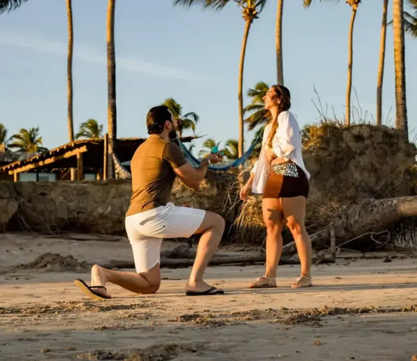 Jarude aproveita cenário paradisíaco das férias para pedir Ana Paula em casamento