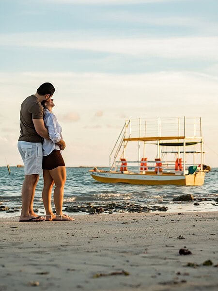 Jarude aproveita cenário paradisíaco das férias para pedir Ana Paula em casamento