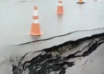 Chuvas causam erosão na BR-364 e município do interior pode ficar isolado 2 O problema deve ser solucionado até a próxima terça-feira. Foto: Reprodução