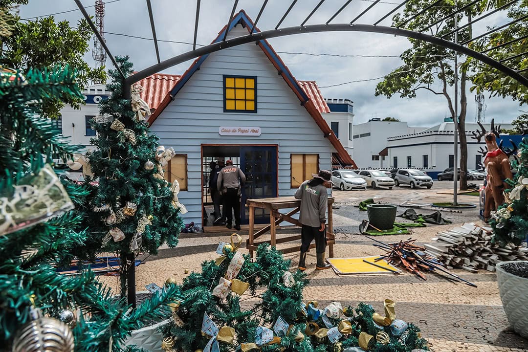 Decoração do Natal na Praça da Revolução começa a ser retirada e parte deve ser reaproveitada no Carnaval