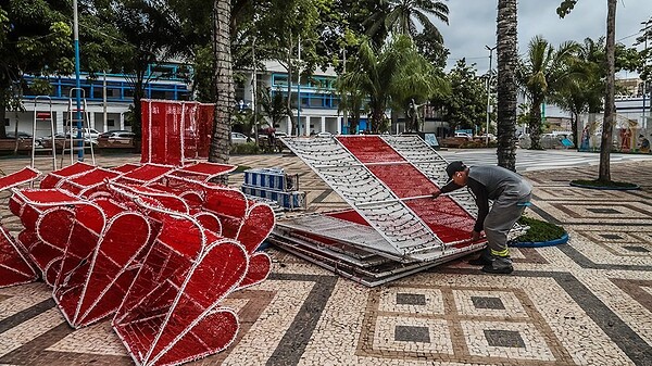 Decoração do Natal na Praça da Revolução começa a ser retirada e parte deve ser reaproveitada no Carnaval