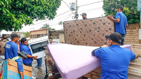 Famílias começam a voltar para casa após enchente em Rio Branco