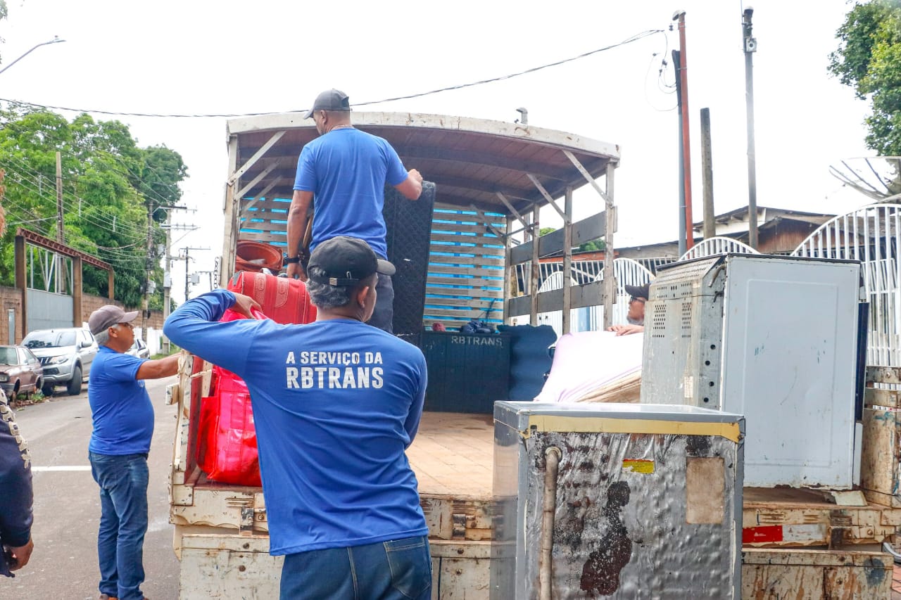 Famílias começam a voltar para casa após enchente em Rio Branco
