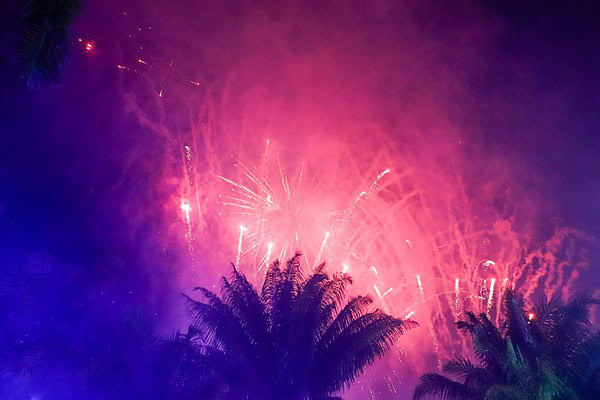 Festa da virada com queima de fogos leva multidão à Praça da Revolução; veja fotos