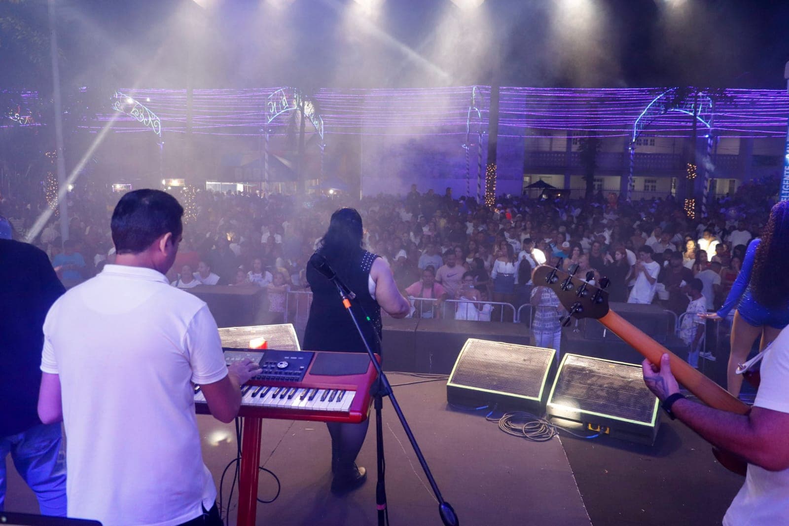 Festa da virada com queima de fogos leva multidão à Praça da Revolução; veja fotos