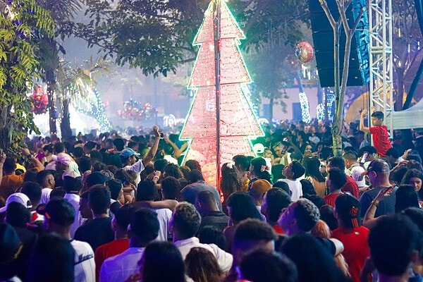 Festa da virada com queima de fogos leva multidão à Praça da Revolução; veja fotos