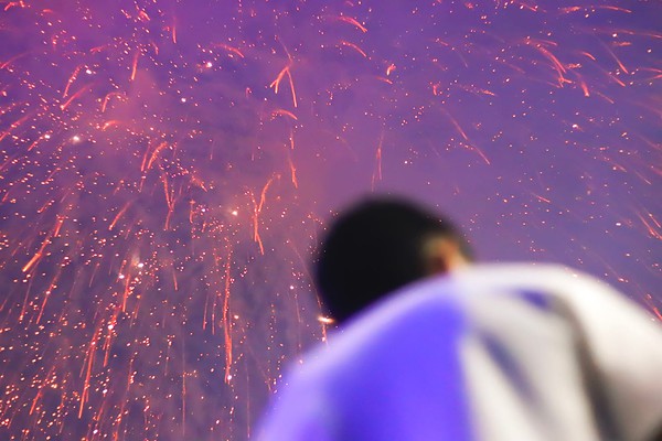 Festa da virada com queima de fogos leva multidão à Praça da Revolução; veja fotos