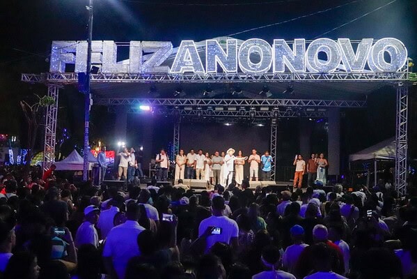 Festa da virada com queima de fogos leva multidão à Praça da Revolução; veja fotos