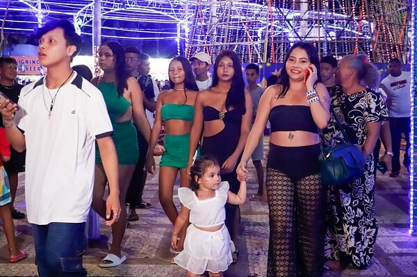 Festa da virada com queima de fogos leva multidão à Praça da Revolução; veja fotos