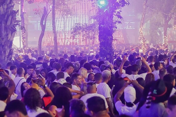 Festa da virada com queima de fogos leva multidão à Praça da Revolução; veja fotos