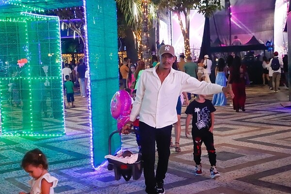 Festa da virada com queima de fogos leva multidão à Praça da Revolução; veja fotos