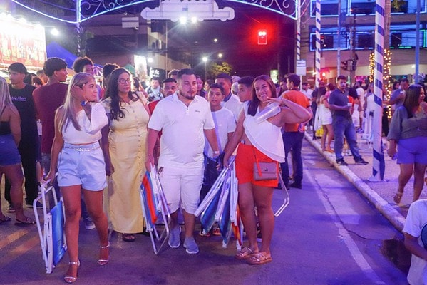 Festa da virada com queima de fogos leva multidão à Praça da Revolução; veja fotos