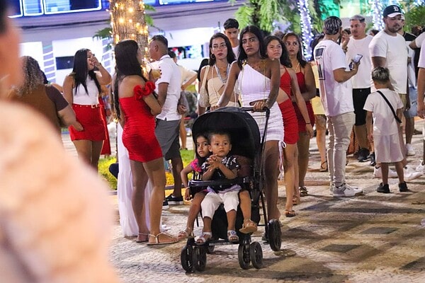 Festa da virada com queima de fogos leva multidão à Praça da Revolução; veja fotos