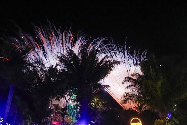 Festa da virada com queima de fogos leva multidão à Praça da Revolução; veja fotos
