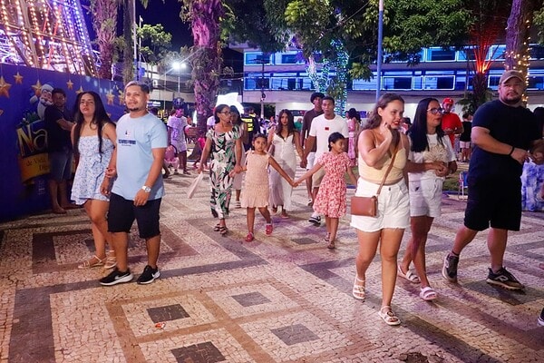 Festa da virada com queima de fogos leva multidão à Praça da Revolução; veja fotos
