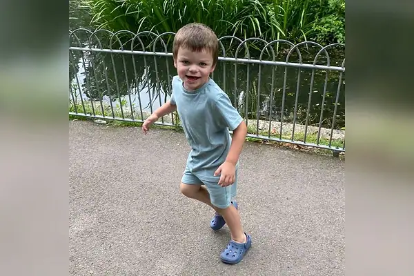 Menino tem diagnóstico de demência infantil confundido com autismo