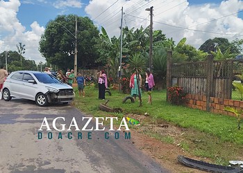 Colisão entre carro e motocicleta deixa jovem ferido no Polo Benfica, em Rio Branco