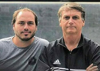 Carlos Bolsonaro e Jair Bolsonaro - (crédito: REDES SOCIAIS/REPRODUÇÃO)