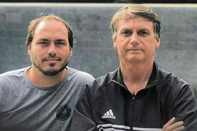 Ao defender pai, Carlos Bolsonaro diz que Brasil segue caminho da Venezuela 1 Carlos Bolsonaro e Jair Bolsonaro - (crédito: REDES SOCIAIS/REPRODUÇÃO)