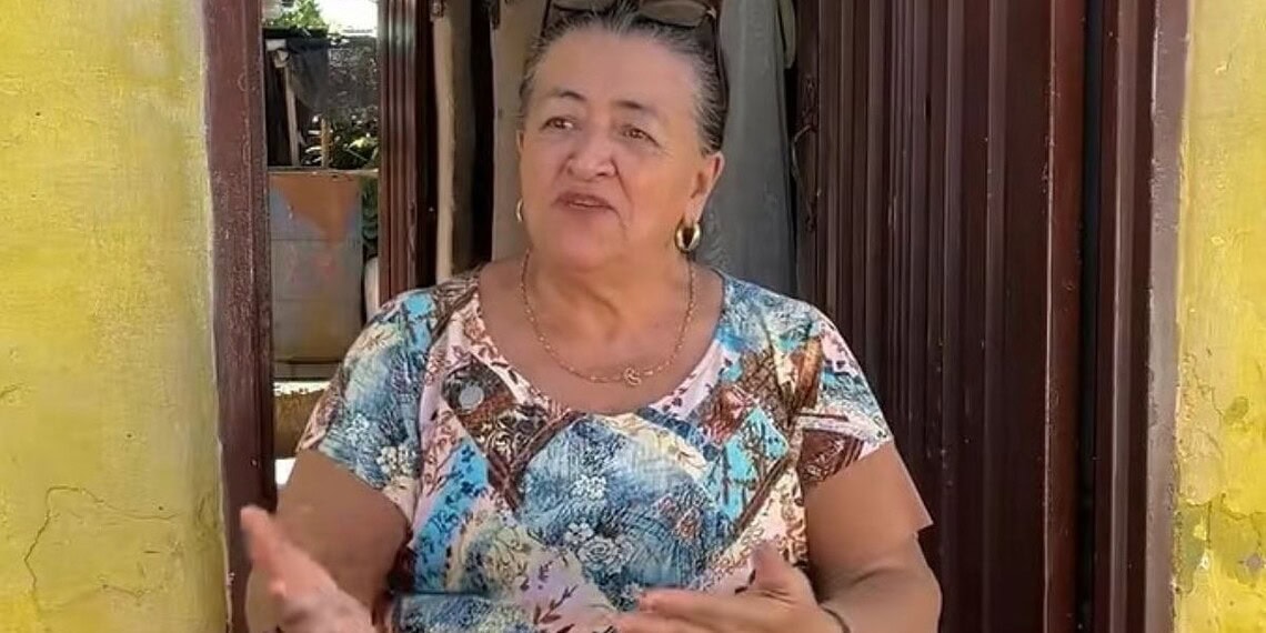 Fofoca é profissão? Idosa vende fofocas do bairro e compra duas casas 1 @ladydaniellag/TikTok/Reprodução