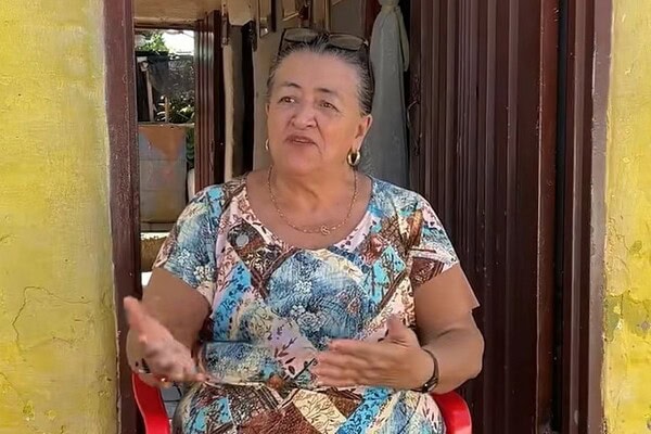 Fofoca é profissão? Idosa vende fofocas do bairro e compra duas casas