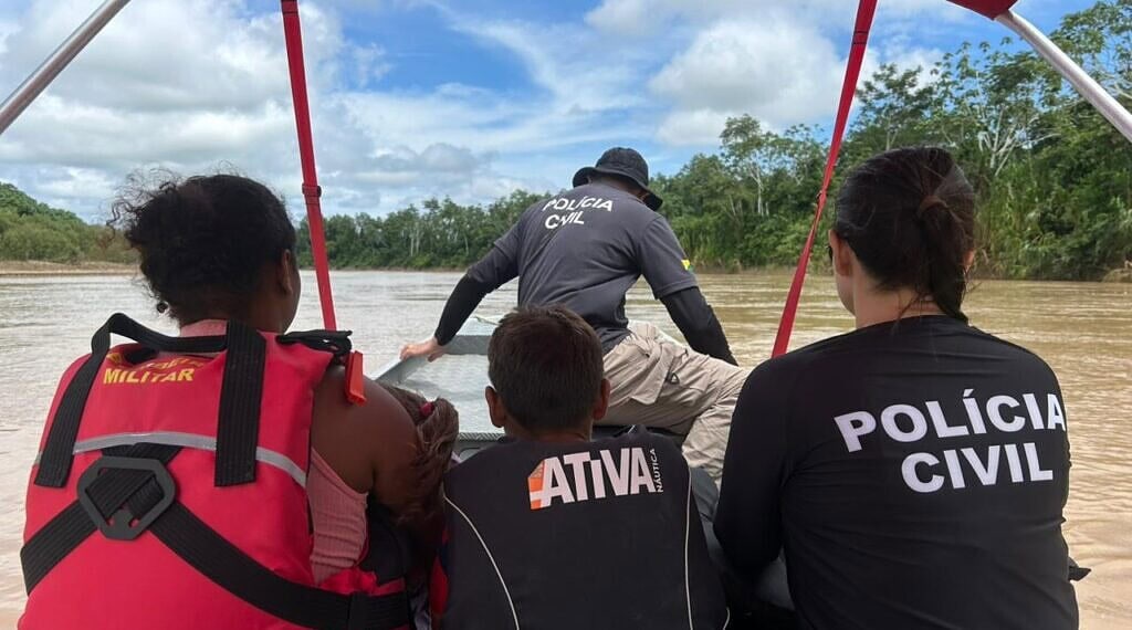 Polícia Civil do Acre realiza resgate de vítima de violência doméstica em área rural de difícil acesso ao longo do Rio Tarauacá. Foto: cedida