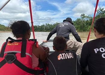 Polícia Civil do Acre realiza resgate de vítima de violência doméstica em área rural de difícil acesso ao longo do Rio Tarauacá. Foto: cedida
