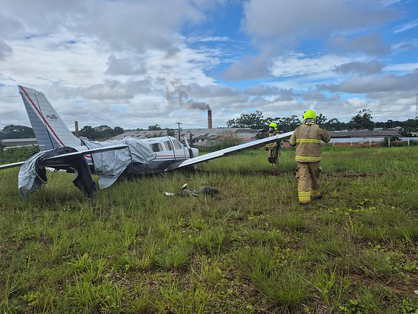 URGENTE: avião de pequeno porte sofre acidente durante decolagem no interior do Acre; FOTOS
