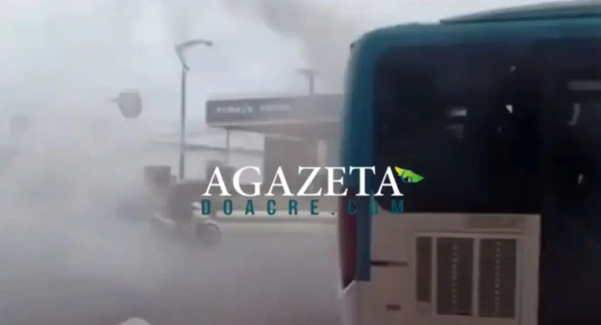 VÍDEO: Ônibus do transporte coletivo tem princípio de incêndio na Via Chico Mendes, em Rio Branco 1 VÍDEO: Ônibus do transporte coletivo tem princípio de incêndio na Via Chico Mendes, em Rio Branco