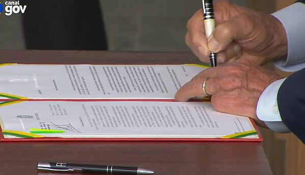 Em evento sobre o 8 de Janeiro, Lula veta integralmente PL que reduz penas de Bolsonaro e condenados por atos golpistas