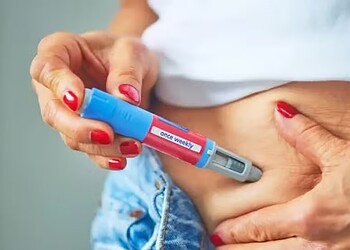 Pessoas que suspendem o uso de canetas emagrecedoras, como Mounjaro ou Wegovy, podem recuperar o peso até quatro vezes mais rápido do que quem deixa dieta e exercícios, indica pesquisa — Foto: Getty Images