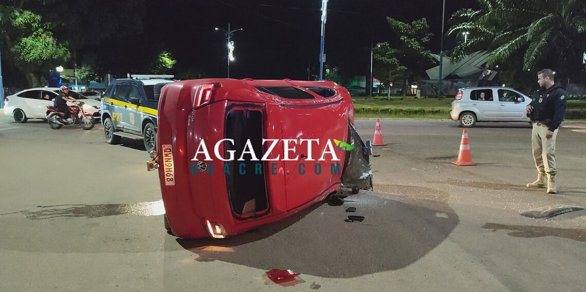 Colisão entre veículos deixa duas pessoas com escoriações e carro tombado no Segundo Distrito