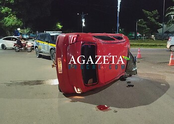 Colisão entre veículos deixa duas pessoas com escoriações e carro tombado no Segundo Distrito