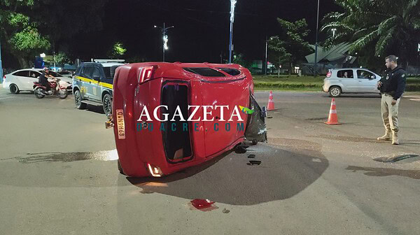 Colisão entre veículos deixa duas pessoas com escoriações e carro tombado no Segundo Distrito