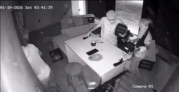 Criminosos usam marretas e furtam mais de 40 itens de loja no interior do Acre