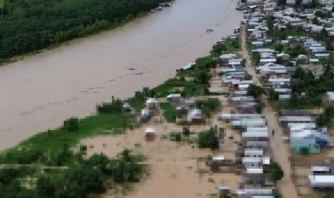 Rio Tarauacá sobe rapidamente, ultrapassa cota de transbordamento e se aproxima de cheia histórica; VÍDEO