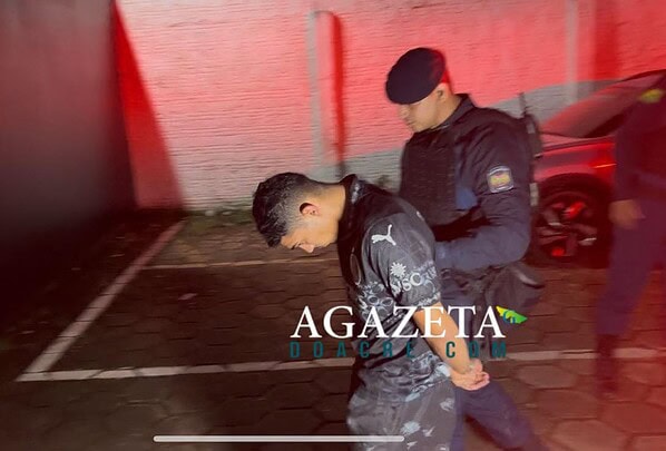 Jovem é preso com skunk, cocaína e dinheiro em beco da Baixada da Sobral