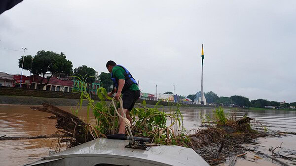 Governo inicia retirada de balseiros em pontes de Rio Branco para reduzir riscos durante a cheia do Rio Acre