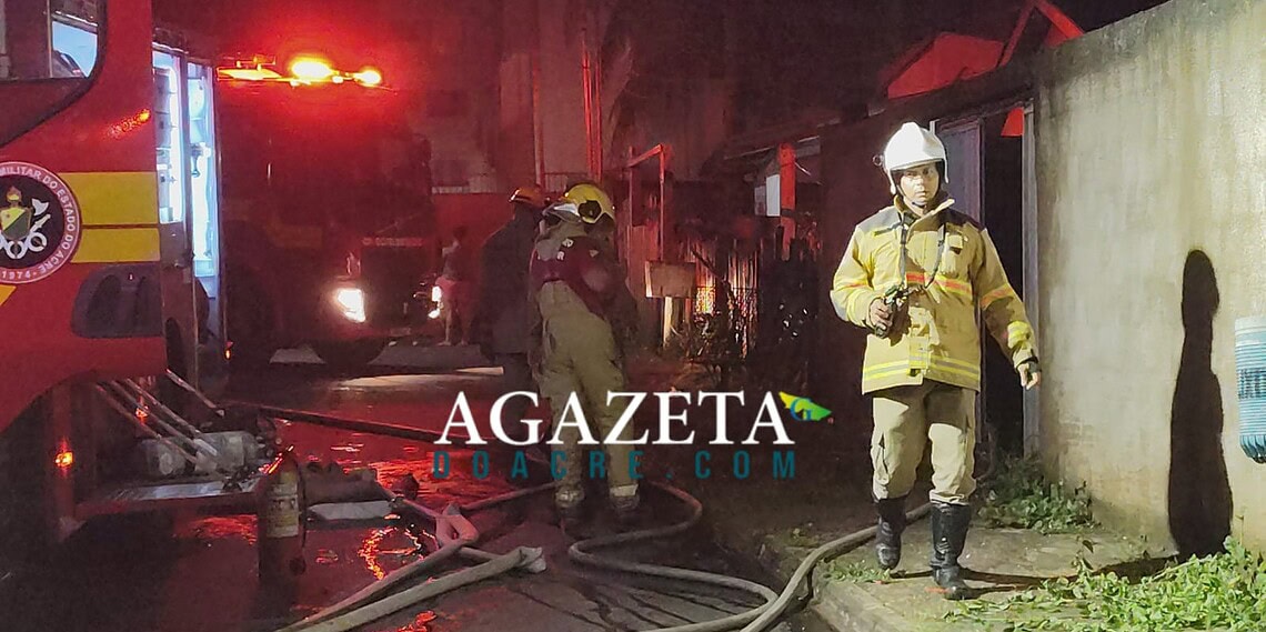 Incêndio destrói casa e atinge imóvel vizinho no bairro Wanderley Dantas