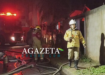 Incêndio destrói casa e atinge imóvel vizinho no bairro Wanderley Dantas