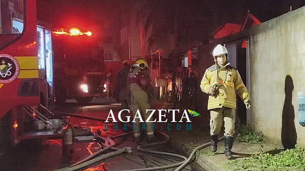 Incêndio destrói casa e atinge imóvel vizinho no bairro Wanderley Dantas
