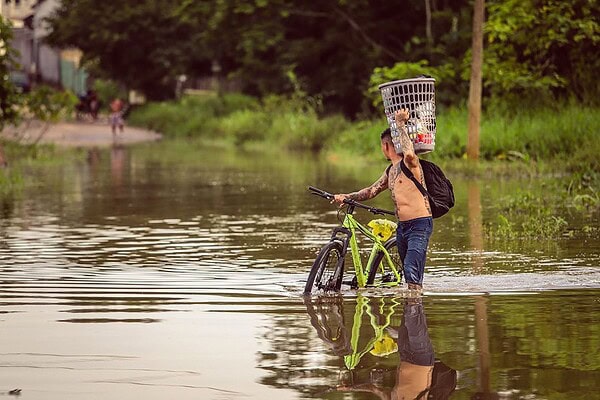 Saúde alerta para riscos de doenças e acidentes com a cheia do Rio Acre
