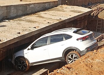 VÍDEO: Veículo invade área de obras do Complexo Viário da Avenida Ceará, cai e é retirado por guincho em Rio Branco