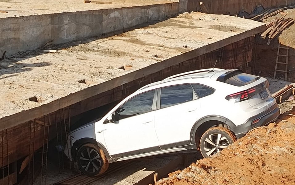 VÍDEO: Veículo invade área de obras do Complexo Viário da Avenida Ceará, cai e é retirado por guincho em Rio Branco