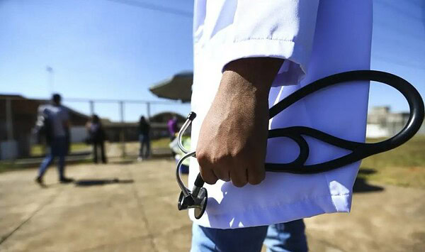 CFM quer impedir que 13 mil alunos de Medicina mal avaliados em exame nacional possam atender