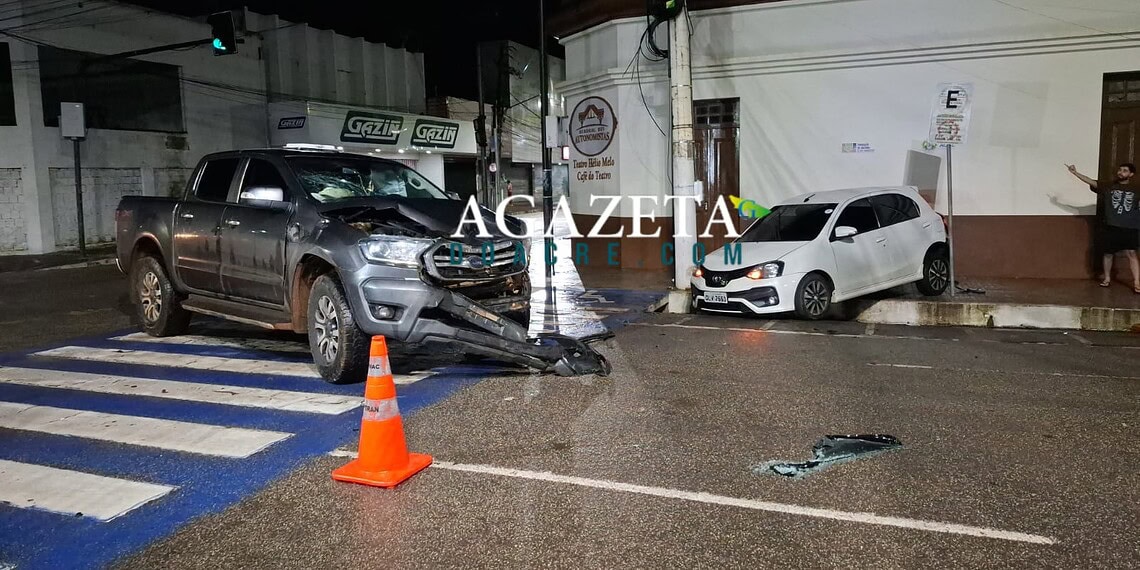Carro é lançado contra Memorial dos Autonomistas após colisão no Centro de Rio Branco 1 Carro é lançado contra Memorial dos Autonomistas após colisão no Centro de Rio Branco